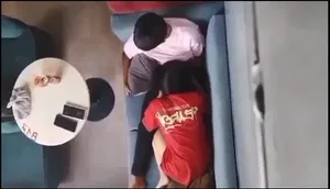 Quay lén con ghệ mút bú cho con ghệ nơi công cộng