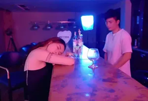 Anh bartender quán rượu đưa em khách củ khoải say xỉn về nhà rồi tranh thủ …