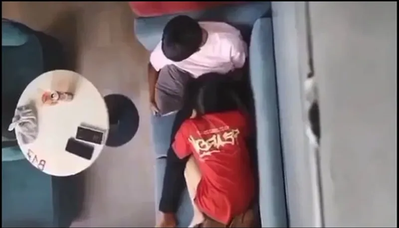 Quay lén con ghệ mút bú cho con ghệ nơi công cộng