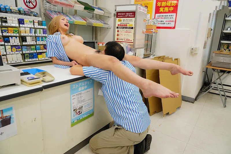 Anh tiền bối tống tình công chúa ngổ ngáo của chủ cửa hàng tiện lợi