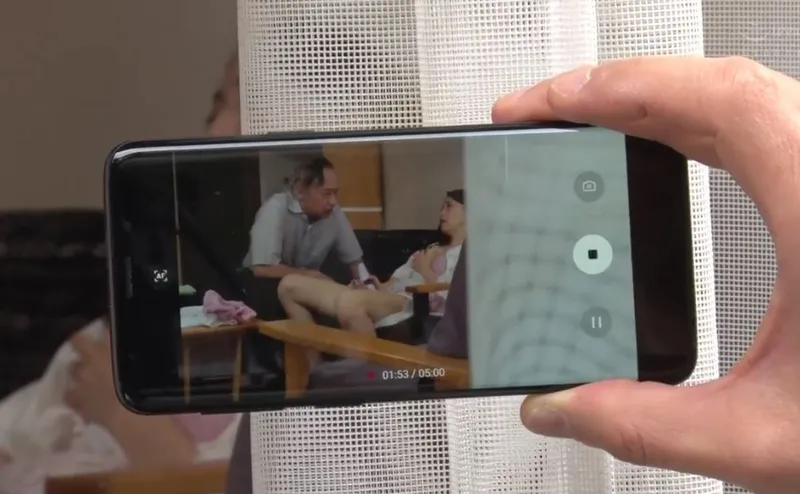 Vợ sắp cưới của con trai gian díu với bố gã chồng bị gã cấp trên khu phố phát hiện