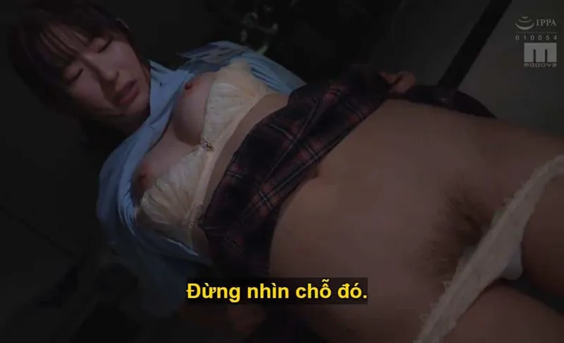 Ông chủ mưu đồ quan hệ với cô nhân viên dưới quyền kiêu căng lười nhác, suốt ngày bận rộn nhắn tin yêu đương với người yêu.