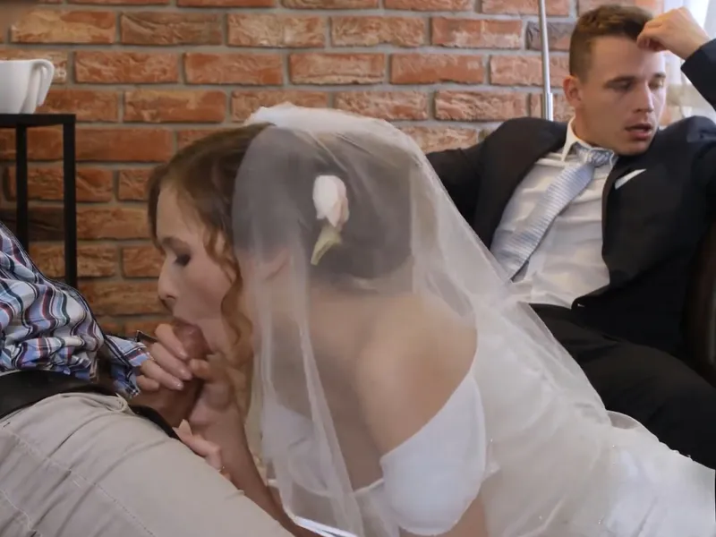 Cô dâu "đi ngoài" với trai ngay trước mặt gã chồng mới cưới