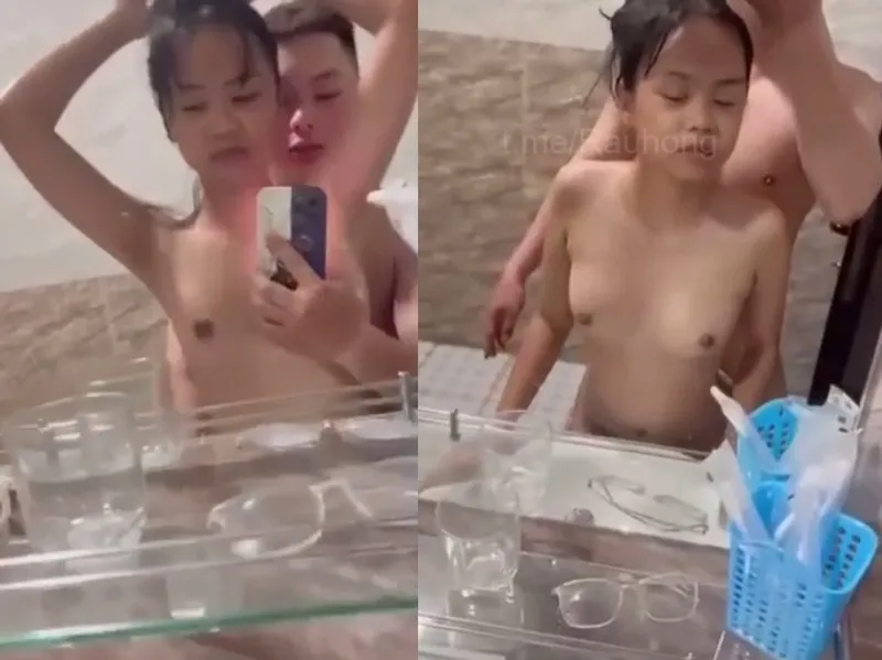 Mảnh khảnh em cùng người yêu nện trước gương quay kỉ niệm